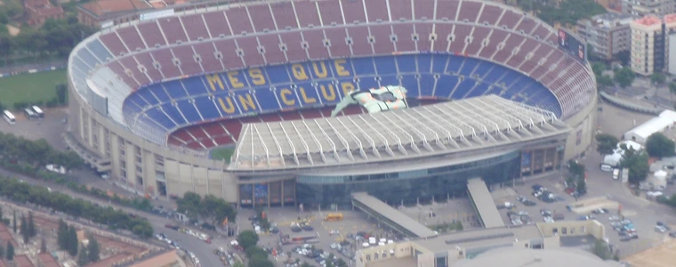 Cầu thủ Barcelona áo sọc xanh đỏ tranh bóng với cầu thủ Al Ahly áo đỏ trên sân Camp Nou trong trận Cúp Joan Gamper 2026 buổi tối
